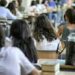 Questa scuola così debole, questa società tanto in crisi, questi nostri ragazzi esposti a valori sbiaditi e a diffuse violenze 8 Questa scuola così debole, questa società tanto in crisi, questi nostri ragazzi esposti a valori sbiaditi e a diffuse violenze