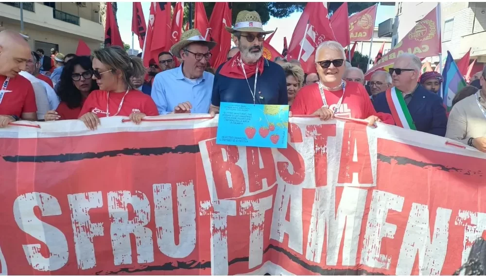 «Mai più». Da Amendolara si leva il grido contro il caporalato. Landini: «Le leggi ci sono, bisogna applicarle» 1 «Mai più». Da Amendolara si leva il grido contro il caporalato. Landini: «Le leggi ci sono, bisogna applicarle»
