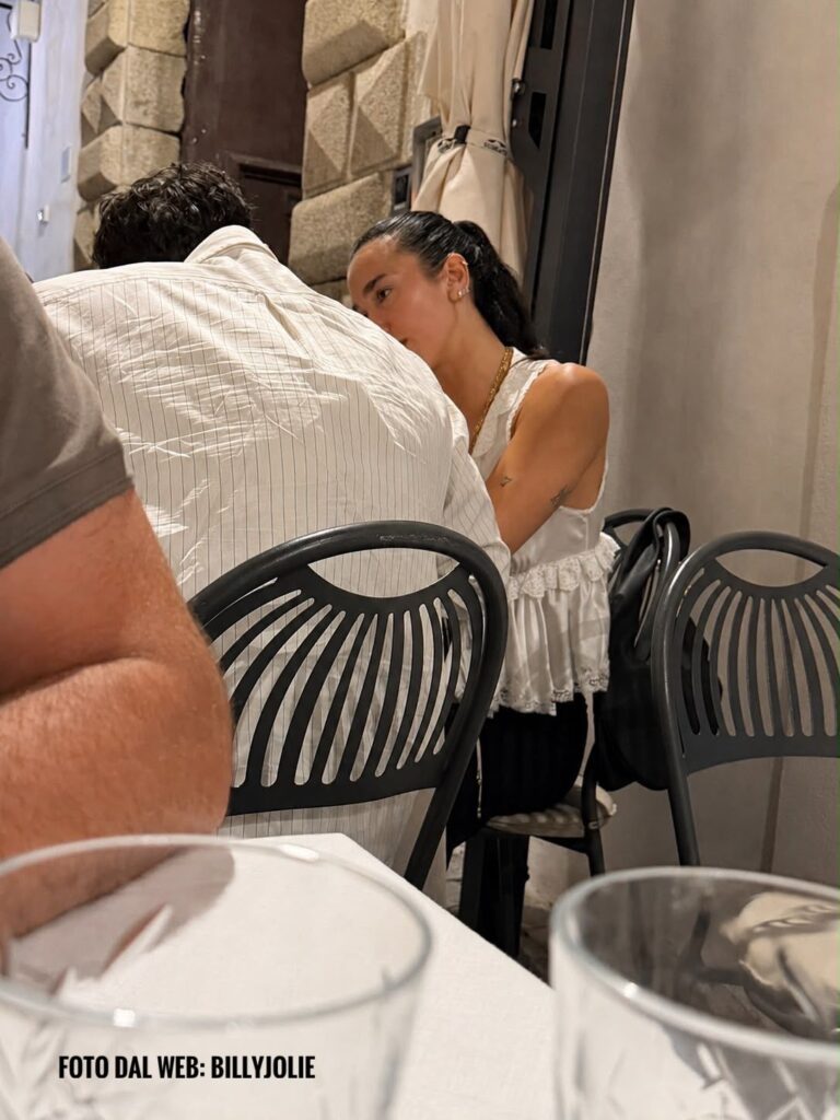 La popstar internazionale Dua Lipa a Tropea. La cantante e modella londinese dopo le nozze a Palermo, si è concessa qui una breve parentesi di relax 4 DUALIPA TROPEA 3