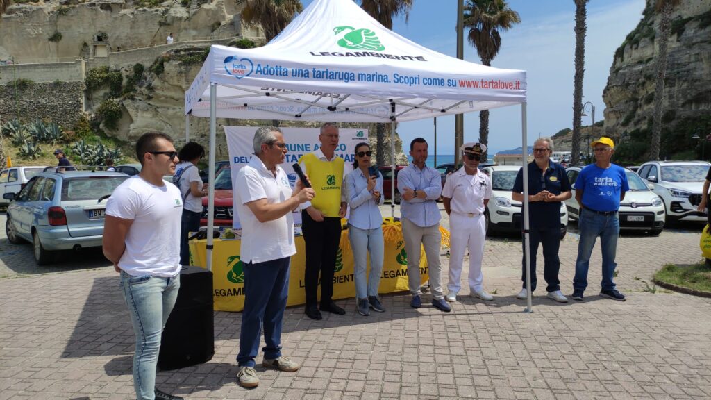 Tropea, “Discovering Sea Turtles”: gli studenti apprendono le tecniche di ricerca dei nidi delle tartarughe marine (VIDEO) 3 IMG 20260603 WA0014