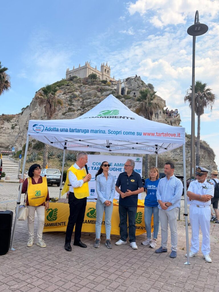 Tropea, “Discovering Sea Turtles”: gli studenti apprendono le tecniche di ricerca dei nidi delle tartarughe marine (VIDEO) 4 IMG 20260603 WA0021