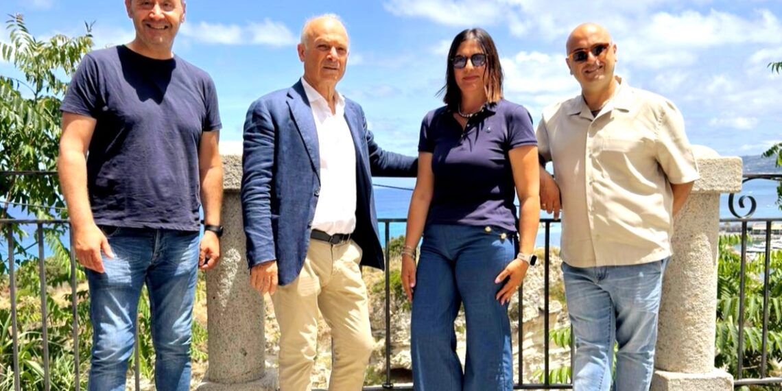 I consiglieri di “Insieme per Tropea” chiedono l’annullamento in autotutela della delibera sulla comunicazione istituzionale 1 Continua l’opposizione ad incalzare Macrì: dai rifiuti ai selfie con applausi, a Tropea si va avanti con la propaganda dell’autocelebrazione