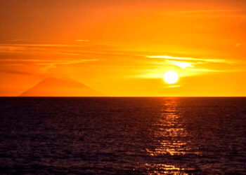 Solstizio d'estate, quando la luce raggiunge il suo apice: storia, tradizioni e significati nascosti del giorno più lungo dell'anno 1 Solstizio d’estate, quando la luce raggiunge il suo apice: storia, tradizioni e significati nascosti del giorno più lungo dell’anno