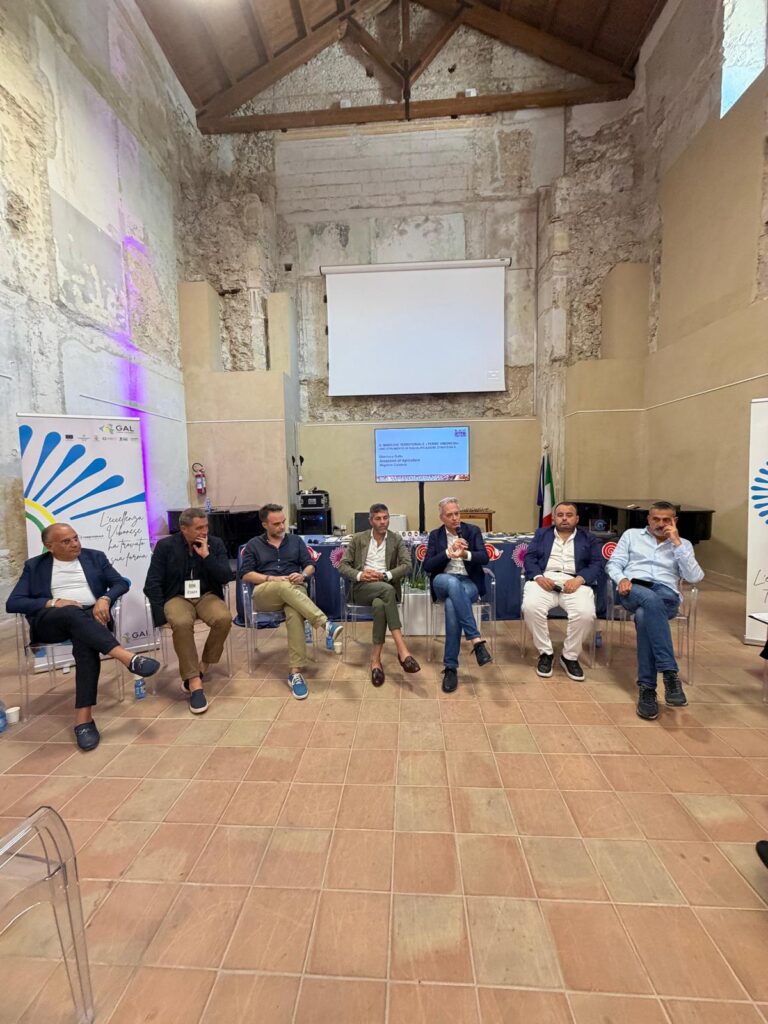 Proseguono a Tropea le giornate dell'anteprima Terra Madre. Il Gal Terre Vibonesi ha presentato il suo marchio territoriale 5 TROPEA GALLO 190626 1