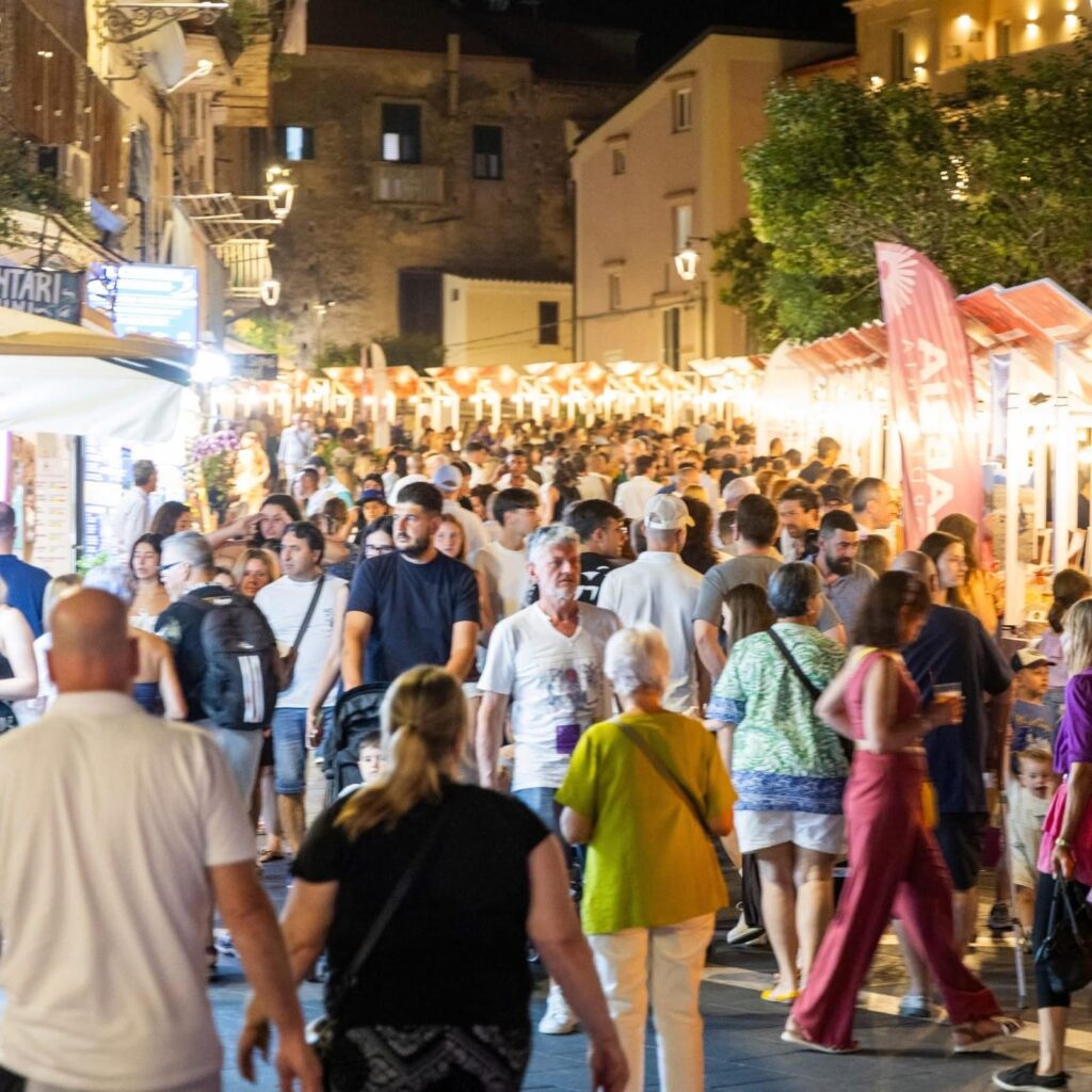 Proseguono a Tropea le giornate dell'anteprima Terra Madre. Il Gal Terre Vibonesi ha presentato il suo marchio territoriale 6 TROPEA GALLO 190626 6
