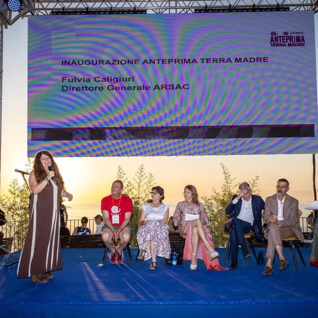 Proseguono a Tropea le giornate dell'anteprima Terra Madre. Il Gal Terre Vibonesi ha presentato il suo marchio territoriale 2 TROPEA caligiuri