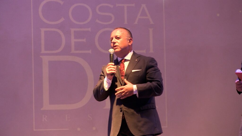 L'affascinante scenario del Costa degli Dei Resort ha fatto da cornice alle auto storiche del X Festival Autoretrò (VIDEO) 2 WhatsApp Image 2026 06 05 at 00.45.55 2