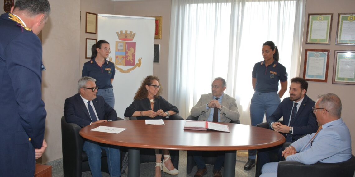 “La Stanza Sospesa”: alla Questura di Vibo Valentia firmato il protocollo con Federalberghi Confcommercio e Confindustria