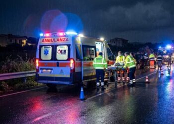 Perde il controllo dell’auto e va a sbattere contro il guardrail a Catanzaro Lido