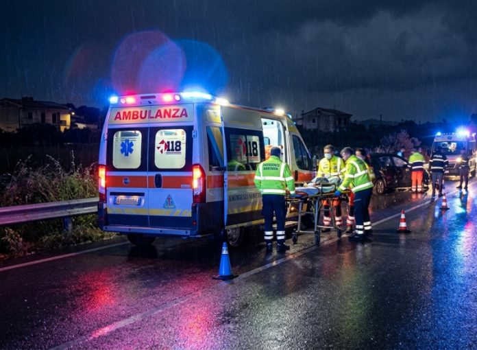 Tragedia sfiorata nella notte sulla SS 18 all'altezza di Vena di Jonadi 1 Perde il controllo dell’auto e va a sbattere contro il guardrail a Catanzaro Lido