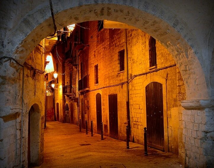 Bari, luce sul mare. Viaggio tra vicoli, tradizioni e orizzonti infiniti. Dalla città vecchia ai borghi bianchi, un racconto lento nel cuore più vero del Sud