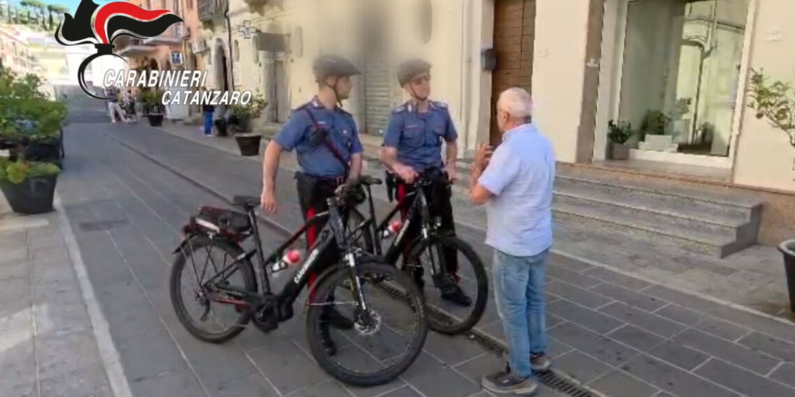 A Soverato entrano in azione le e‑bike dei Carabinieri 1 A Soverato entrano in azione le e‑bike dei Carabinieri