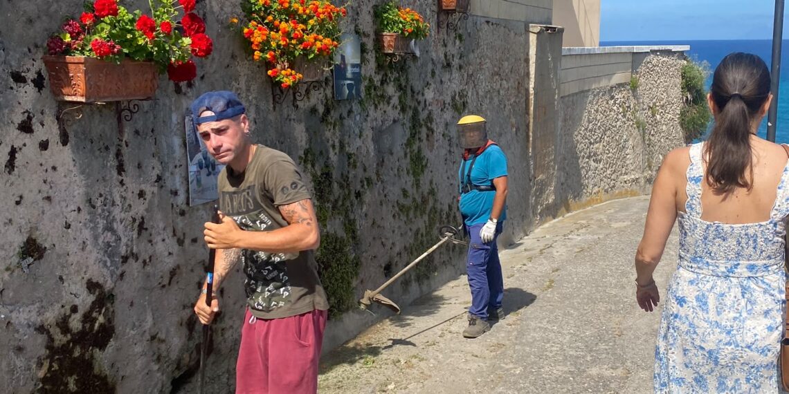 Tropea, il sindaco Macrì non si ferma: ripartito il Corpo Volontari del Principato. Primo angolo città restituito al decoro 1 Tropea, il sindaco Macrì non si ferma: ripartito il Corpo Volontari del Principato. Primo angolo città restituito al decoro