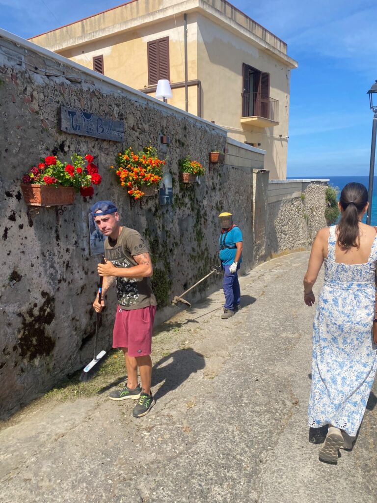 Tropea, il sindaco Macrì non si ferma: ripartito il Corpo Volontari del Principato. Primo angolo città restituito al decoro 6 cf302f78 2343 4002 9538 a8823c40f45a