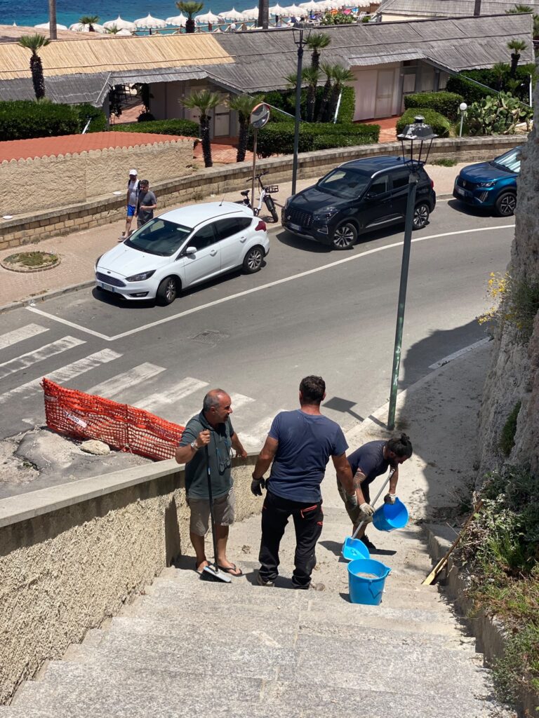 Tropea, il sindaco Macrì non si ferma: ripartito il Corpo Volontari del Principato. Primo angolo città restituito al decoro 4 d8a0b95a 52c6 4308 b448 b5a698013541