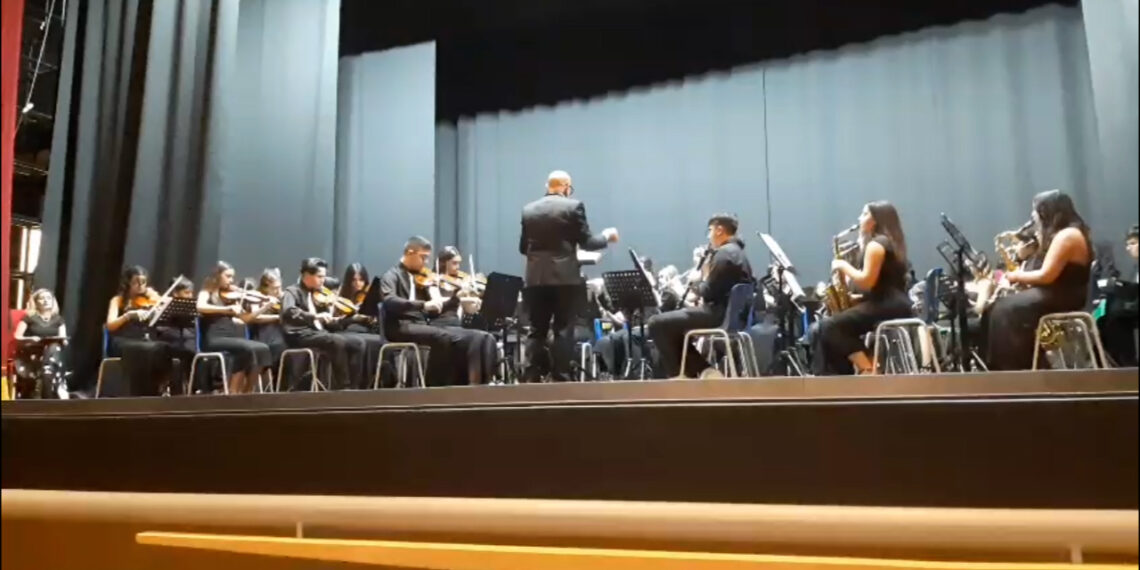 Vibo Valentia, il talento degli studenti al Nuovo Teatro Comunale: applausi per il concerto di fine anno del "Vespucci-Murmura" (VIDEO) 1 Vibo Valentia, il talento degli studenti al Nuovo Teatro Comunale: applausi per il concerto di fine anno del “Vespucci-Murmura” (VIDEO)