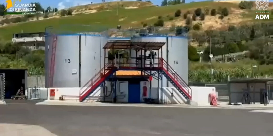 Scoperta una frode di oltre 8 milioni di euro per utilizzo illecito di carburante agricolo a tassazione agevolata (VIDEO) 1 Scoperta una frode di oltre 8 milioni di euro per utilizzo illecito di carburante agricolo a tassazione agevolata (VIDEO)