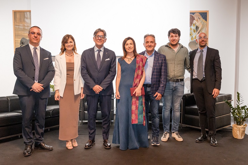 A Maida il Premio Oleario Magna Graecia 2025-2026 5 da sx De Vinci Gazzani Falbo 3 Torchia Oleificio vincitore Premio assoluto da ultimo Borrello