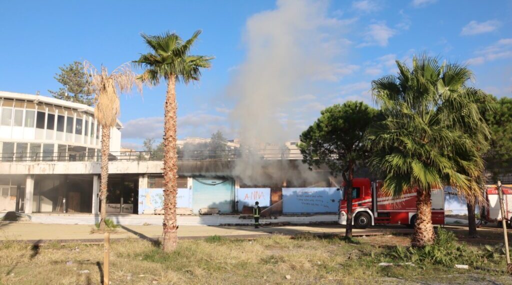 Fiamme nello storico Lido Comunale di Reggio Calabria