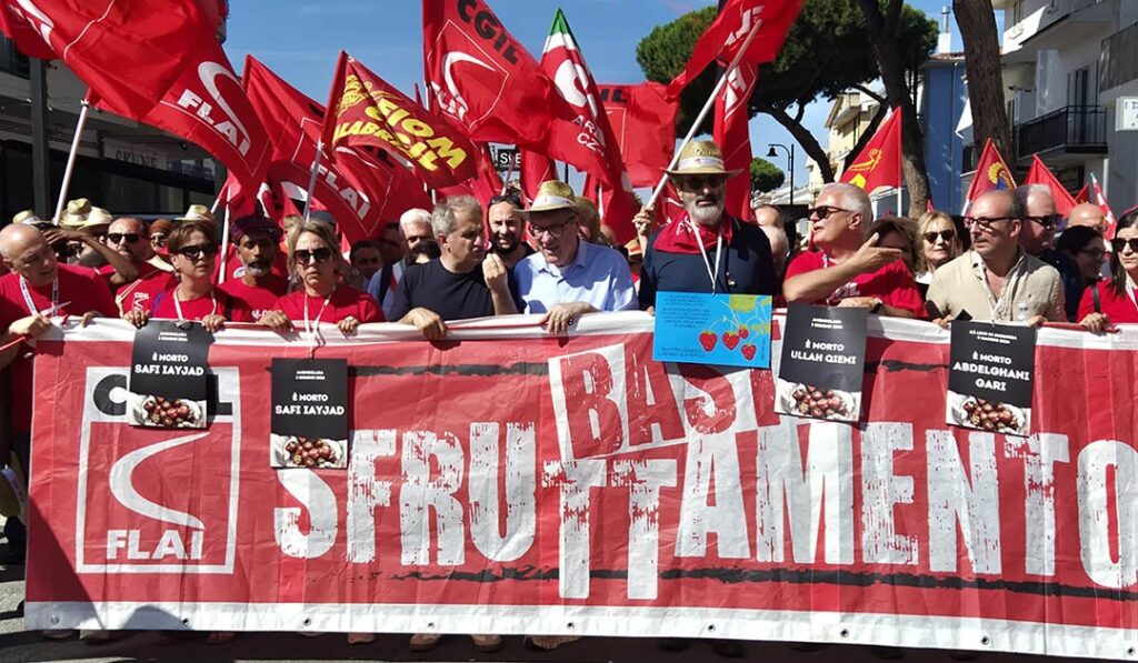«Mai più». Da Amendolara si leva il grido contro il caporalato. Landini: «Le leggi ci sono, bisogna applicarle» 2 manifestazione su amendolara