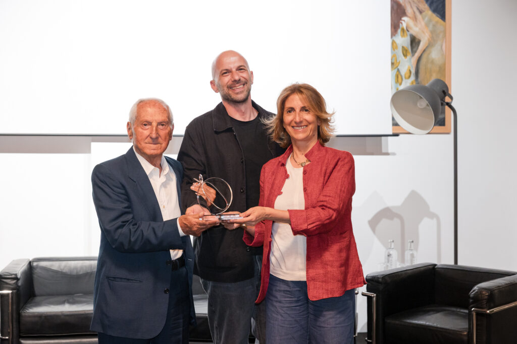 A Maida il Premio Oleario Magna Graecia 2025-2026 4 premio DESIGN ESSENZA al centro lartista sirelli ai lati i vincitori Azienda Agricola De Lorenzo C