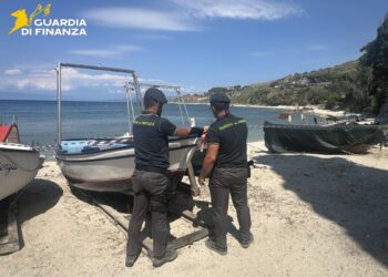 La Guardia di Finanza sequestra 13 imbarcazioni in località Sant’Irene del Comune di Briatico (VIDEO)