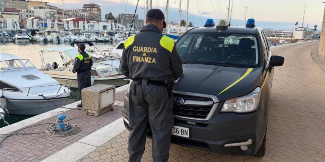 La Sezione Operativa Navale di Crotone intensifica i controlli nel mese di luglio lungo tutto il litorale di competenza 1 La Sezione Operativa Navale di Crotone intensifica i controlli nel mese di luglio lungo tutto il litorale di competenza