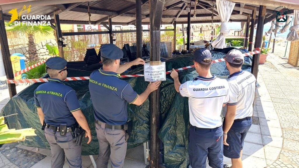La Guardia di Finanza sequestra un lido a Paola 3 24072026 124816 FotoGdf03