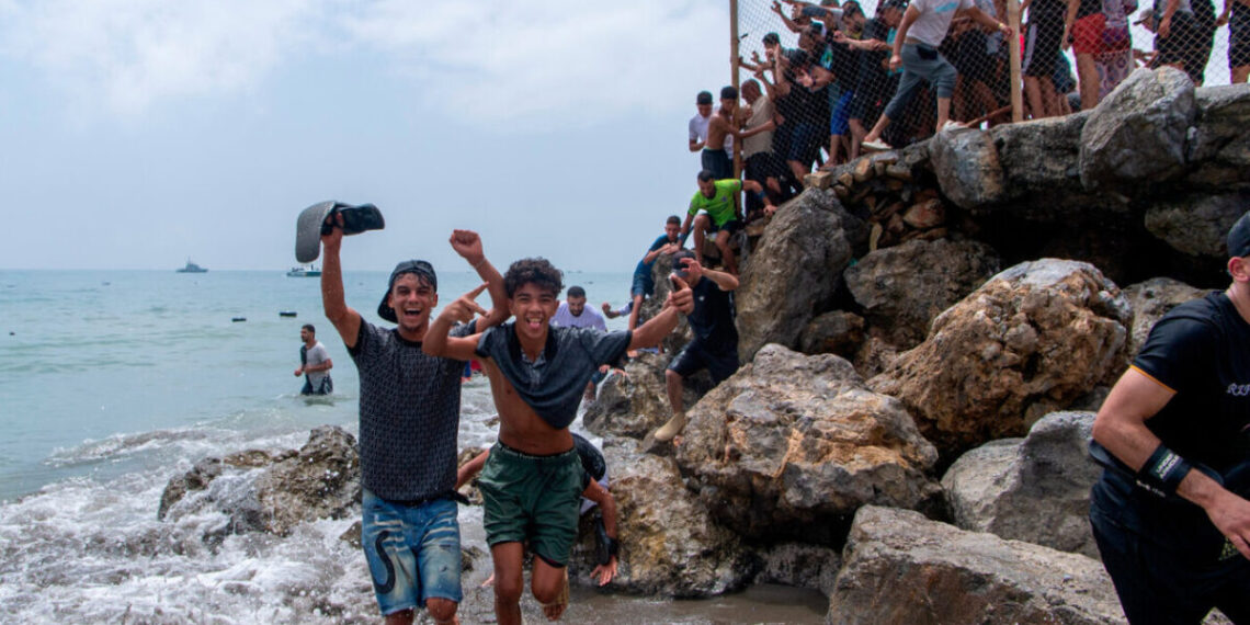 L’assalto della disperazione. In cinquantamila hanno attraversato 13 km di mare per arrivare, attraverso la Spagna, in Europa