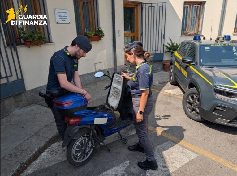 Sequestrati in tutta Italia migliaia di scooter illegali non sicuri, venduti come bici elettriche (VIDEO) 1 Sequestrati in tutta Italia migliaia di scooter illegali non sicuri, venduti come bici elettriche (VIDEO)