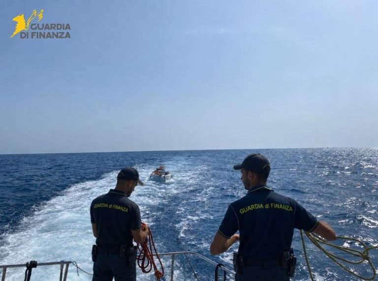 La Sezione Operativa Navale di Crotone salva un diportista a un passo dagli scogli nelle acque di Le Castella 1 La Sezione Operativa Navale di Crotone salva un diportista a un passo dagli scogli nelle acque di Le Castella