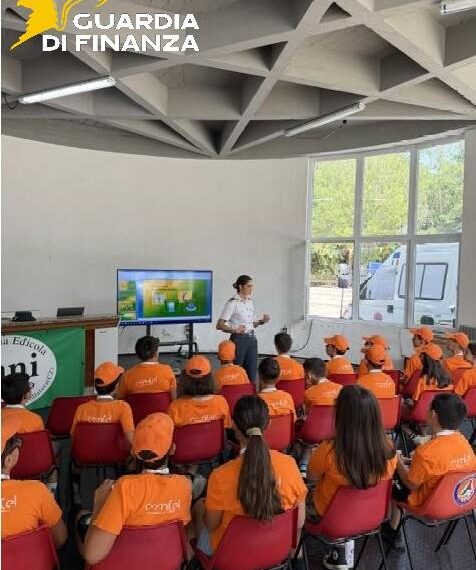 La Guardia di Finanza incontra i giovani del progetto “Anch’io sono la Protezione Civile” 1 La Guardia di Finanza incontra i giovani del progetto “Anch’io sono la Protezione Civile”