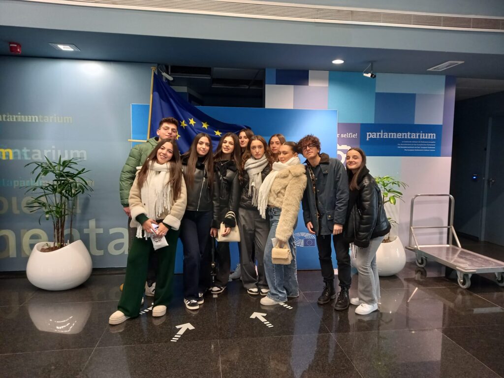 Il Liceo “Vito Capialbi” protagonista in Europa: si conclude un anno straordinario di mobilità Erasmus+ 4 Bruxelles Parlamento Europeo
