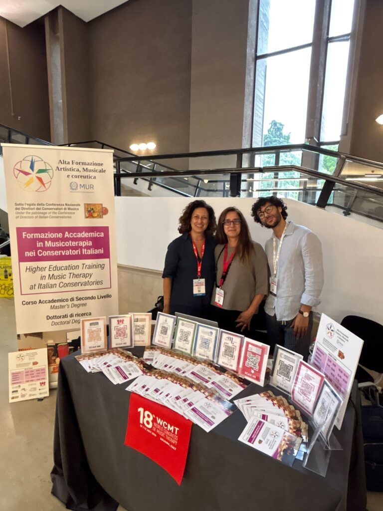 Il Torrefranca al Congresso Mondiale di Musicoterapia: il Conservatorio di Vibo Valentia tra le realtà italiane di riferimento 3 Chiara Macri e il laureando Davide Rotella con la neuroscienziata Elvira Brattico