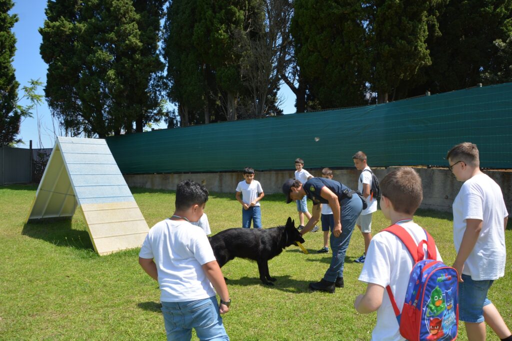 Vibo Valentia, nuova giornata di emozioni in Questura per i bambini del Centro Udire di Filogaso 6 DSC 3559