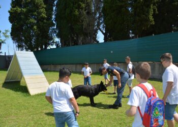 Vibo Valentia, nuova giornata di emozioni in Questura per i bambini del Centro Udire di Filogaso 5 Vibo Valentia, nuova giornata di emozioni in Questura per i bambini del Centro Udire di Filogaso