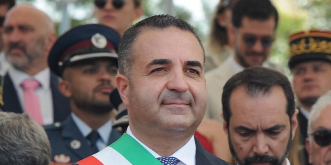 Reggio Calabria: Francesco Cannizzaro si dimette da deputato per rimanere sindaco della sua città: “Scelta d’amore”
