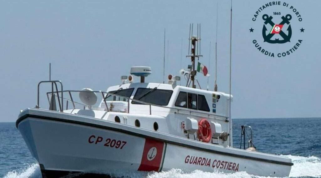 La Guardia Costiera porta in salvo un gommone a remi in difficoltà nelle acque antistanti la Baia di Caminia
