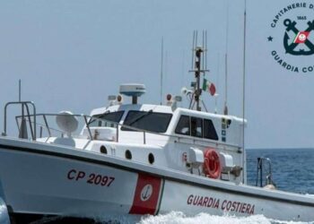 La Guardia Costiera porta in salvo un gommone a remi in difficoltà nelle acque antistanti la Baia di Caminia 4 La Guardia Costiera porta in salvo un gommone a remi in difficoltà nelle acque antistanti la Baia di Caminia
