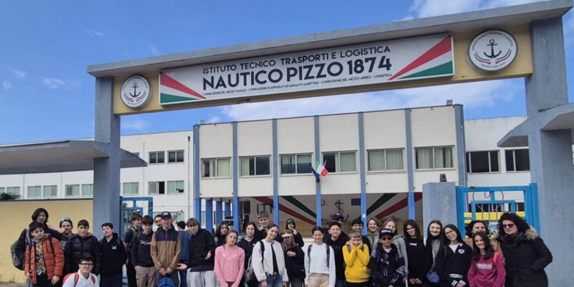 Maturità 2026, diplomi d’eccellenza all’Istituto Tecnico Trasporti e Logistica di Pizzo 1 Maturità 2026, diplomi d’eccellenza all’Istituto Tecnico Trasporti e Logistica di Pizzo