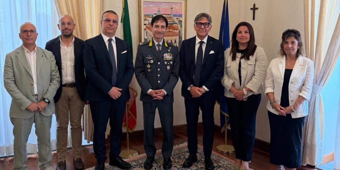 Il Comandante Regionale della Guardia di Finanza in visita alla Camera di Commercio di Catanzaro Crotone Vibo Valentia 1 Il Comandante Regionale della Guardia di Finanza in visita alla Camera di Commercio di Catanzaro Crotone Vibo Valentia