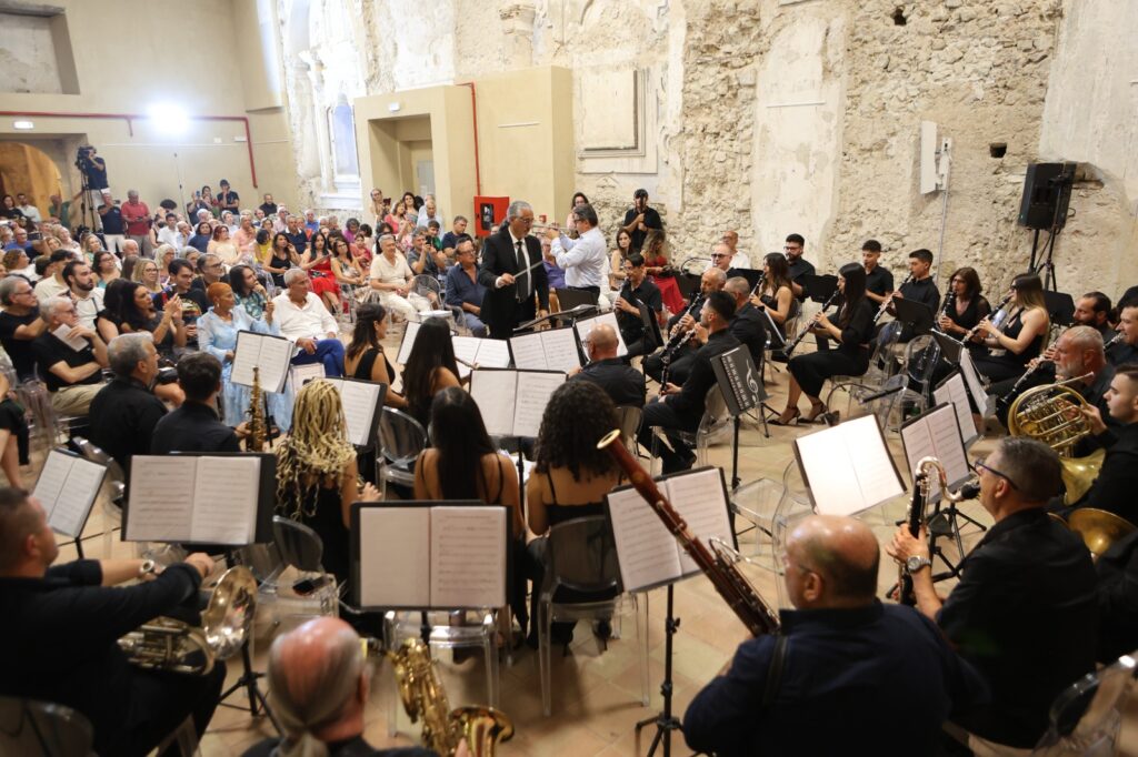 Tropea applaude il M° Andrea Giuffredi: grande successo per il concerto dell'Orchestra di Fiati Città di Tropea 4 IMG 20260722 WA0024