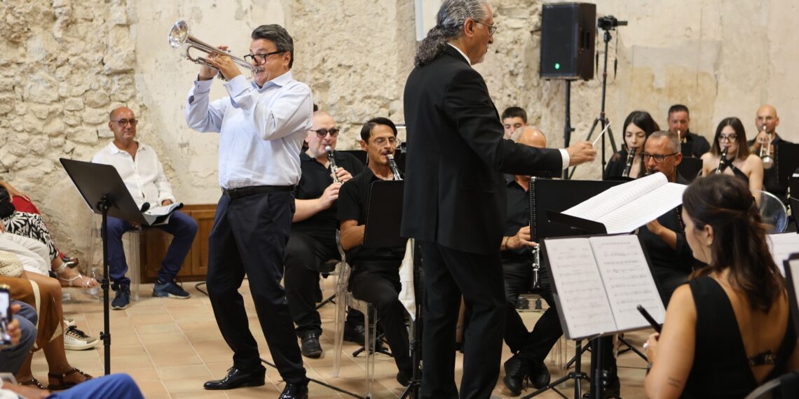 Tropea applaude il M° Andrea Giuffredi: grande successo per il concerto dell'Orchestra di Fiati Città di Tropea 1 Tropea applaude il M° Andrea Giuffredi: grande successo per il concerto dell’Orchestra di Fiati Città di Tropea