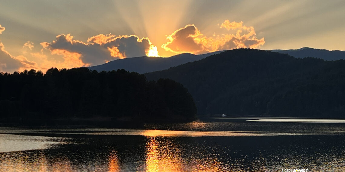 Opera Sila, il nuovo capitolo di “A Farla Amare Comincia Tu” tra sentieri, laghi e boschi della Sila Piccola 1 Opera Sila, il nuovo capitolo di “A Farla Amare Comincia Tu” tra sentieri, laghi e boschi della Sila Piccola