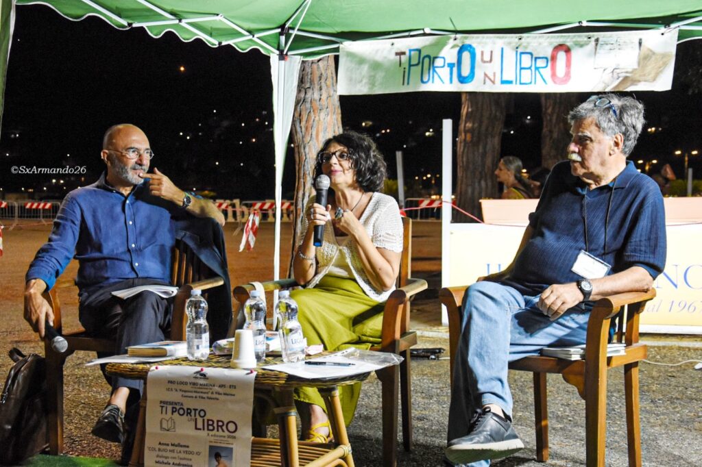 Vibo Marina, la scrittrice Anna Mallamo ha aperto la X Rassegna “Ti Porto un Libro” organizzata dalla Pro Loco 3 PROLOCO LIBRO 2 PORTO 10 LUGLIO 2026
