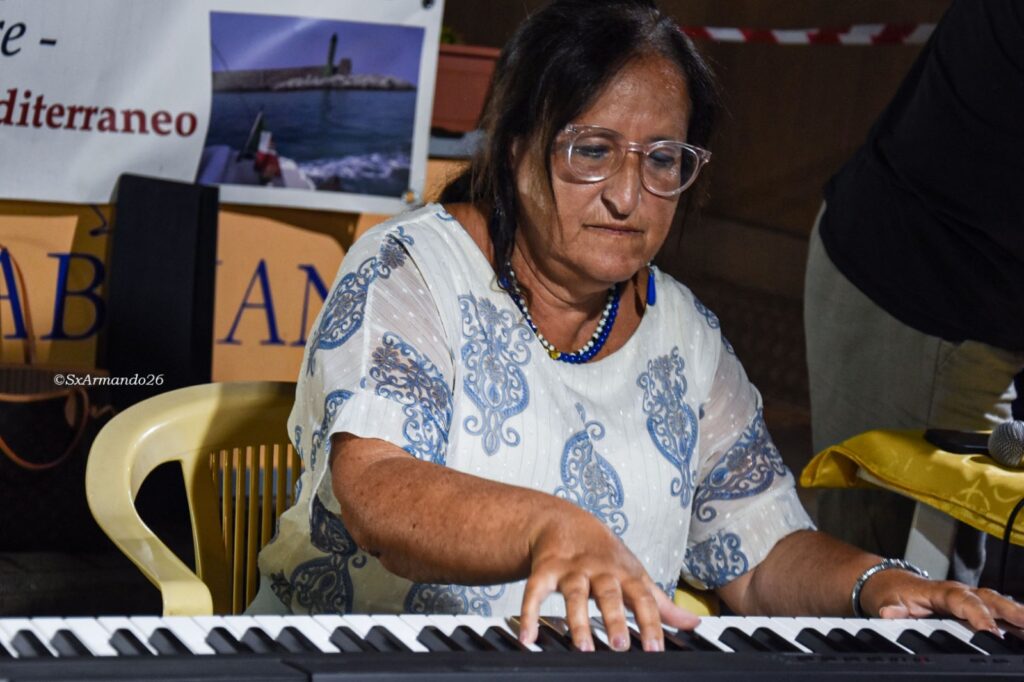 Vibo Marina, la scrittrice Anna Mallamo ha aperto la X Rassegna “Ti Porto un Libro” organizzata dalla Pro Loco 5 PROLOCO LIBRO 4 10 luglio 2026