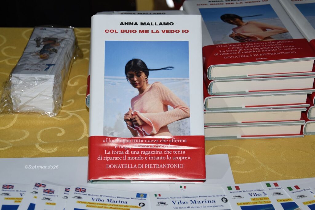 Vibo Marina, la scrittrice Anna Mallamo ha aperto la X Rassegna “Ti Porto un Libro” organizzata dalla Pro Loco 2 PROLOCO LIBRO 5 10 luglio 2026
