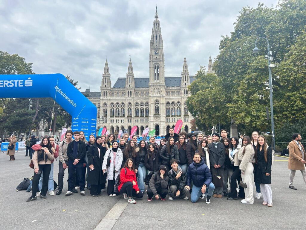Il Liceo “Vito Capialbi” protagonista in Europa: si conclude un anno straordinario di mobilità Erasmus+ 6 Vienna gruppo