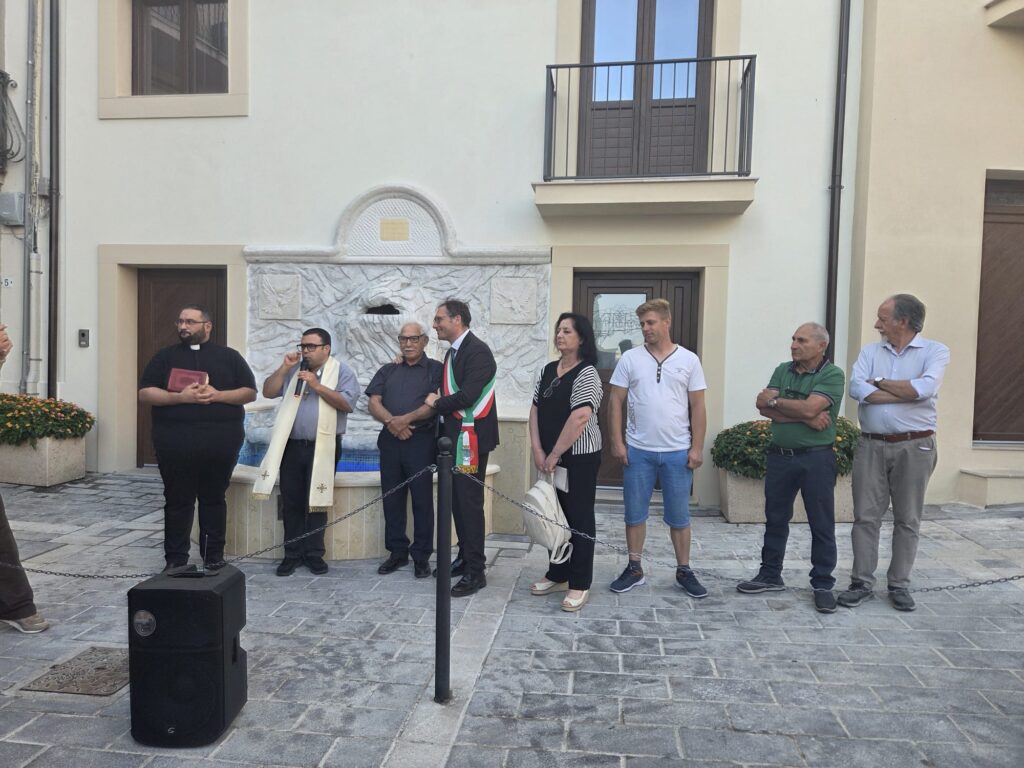 Zagarise, inaugurata la "Fontana del Verrino", opera offerta dall'artista alla sua città natale 6 WhatsApp Image 2026 07 08 at 14.46.37