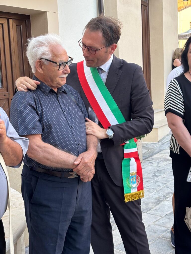 Zagarise, inaugurata la "Fontana del Verrino", opera offerta dall'artista alla sua città natale 2 WhatsApp Image 2026 07 08 at 14.46.38 2